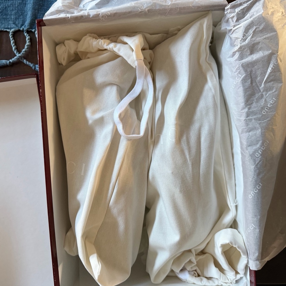 Gucci Glossy Red Packaging - Picture 2 of 10